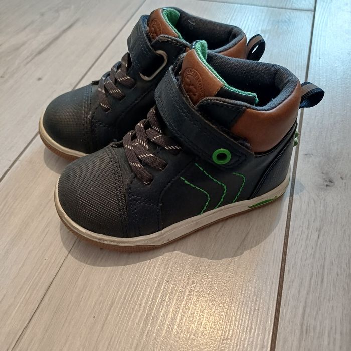 Продам осенние сапожки для мальчика