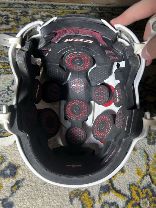 Продам хоккейный шлем