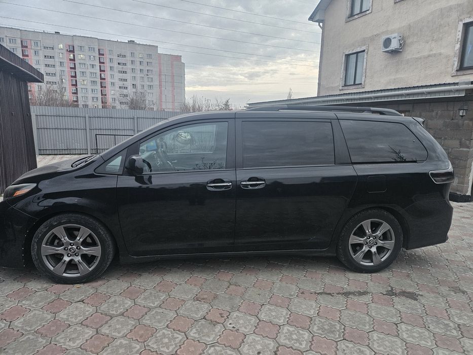 Тойота сиенна 2018