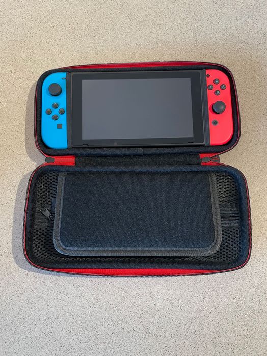 Nintendo Switch с 2 joy con контролера и калъфче