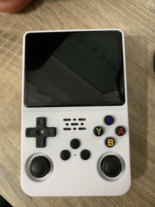 Продам портативную приставку R36s