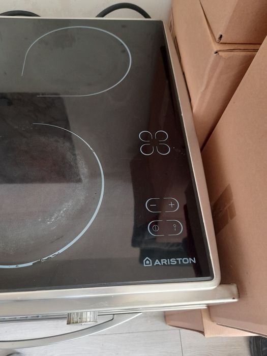Vând cuptor si plită electrice.