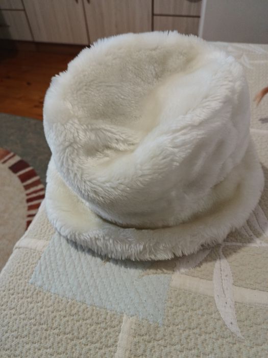 Дамска и мъжка шапки