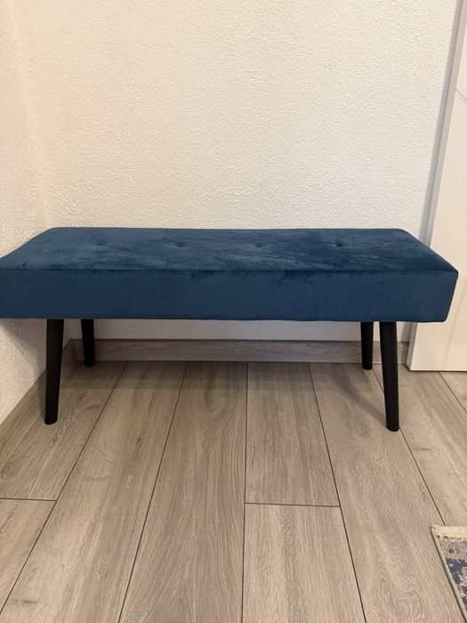 Две  сини, кадифени пейки