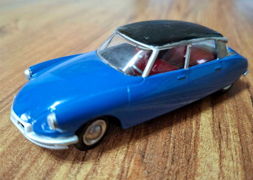 продавам метални и пластмасови модели на автомобили мащаб 1:43