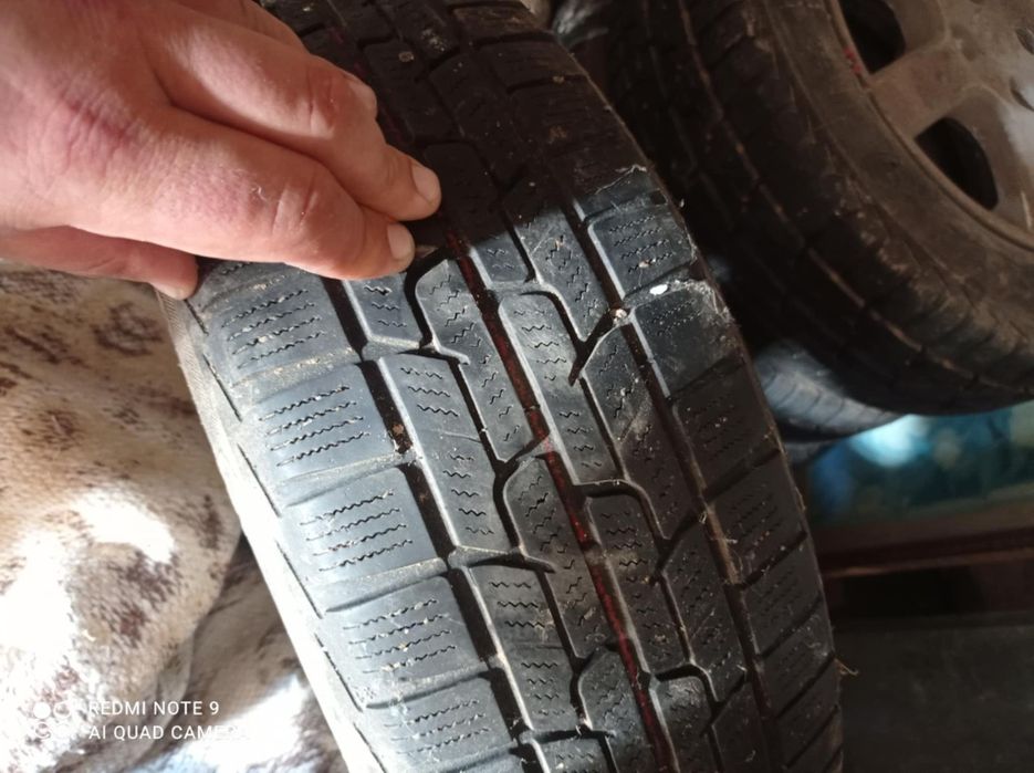 Vand 4 cauciucuri cu tot ce se vede 1200 negociabil. Doar Bacau