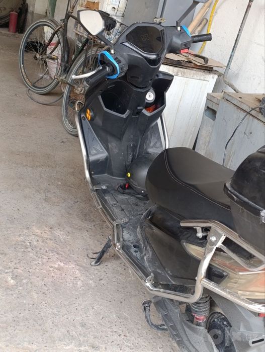 Skuter elektroniy sotiladi dugalari bor