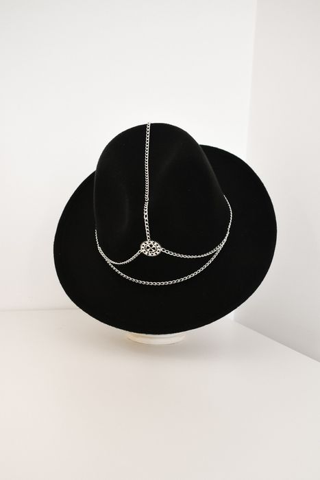 Pălărie accesorizata manual neagra