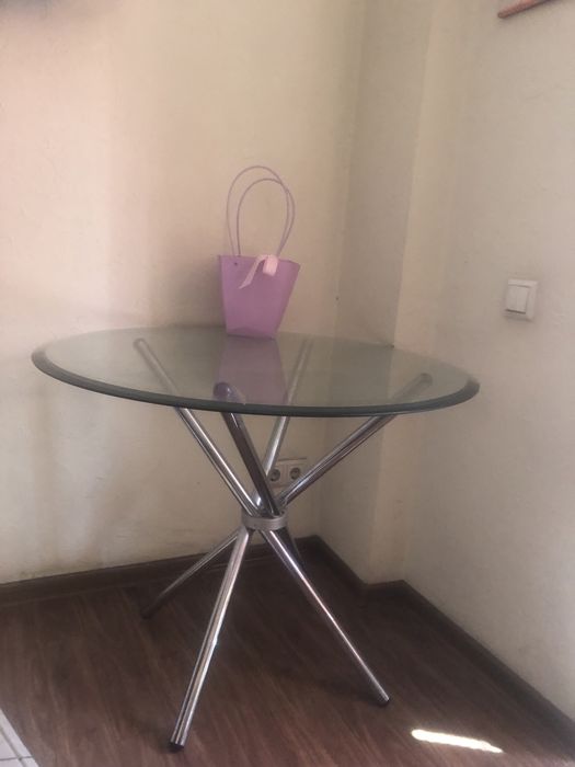 Стеклянный стол