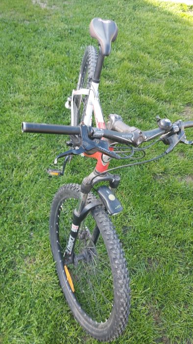Bicicleta Trek 6300 Rock Shox și bicicleta  Bulls