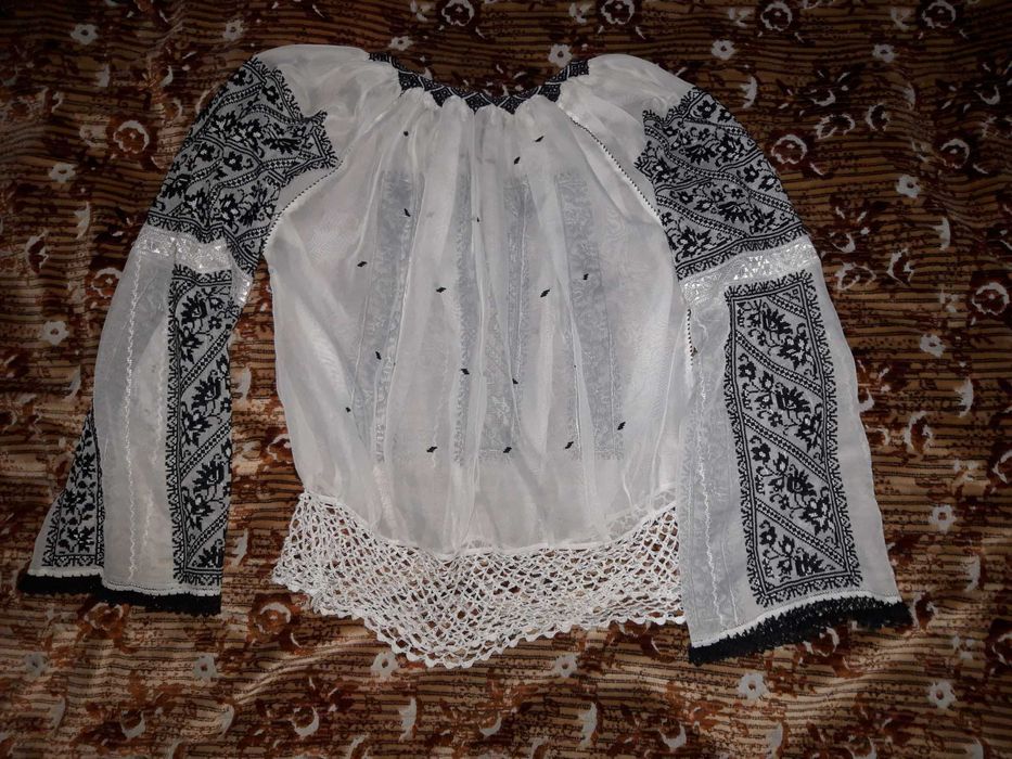 Ie si catrință costum popular