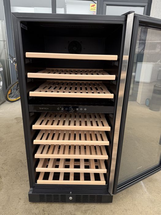 Витрина за вино с 2 температурни нива и вентилатори