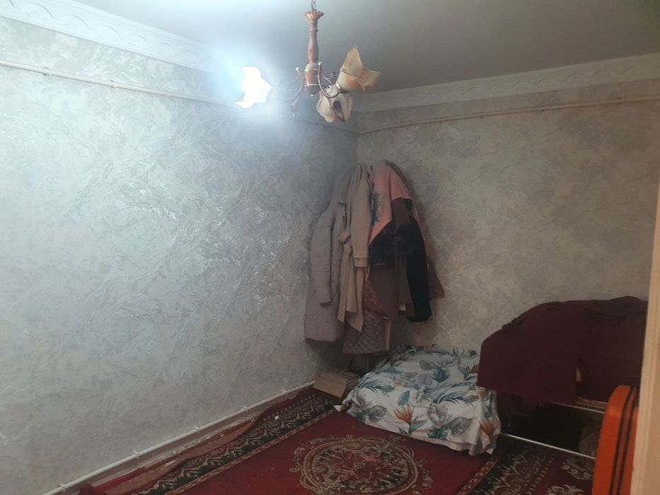 Шарк бозори оркасида 2 хонали квартира сотилади