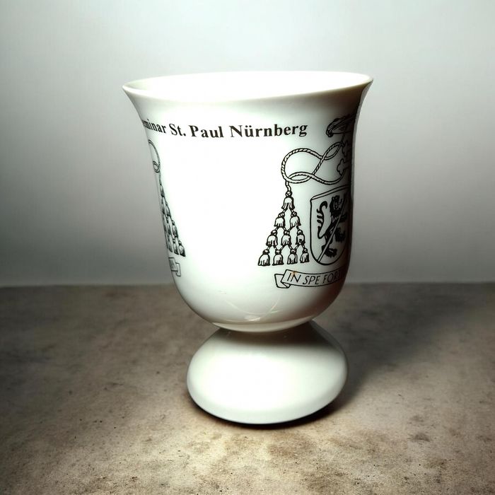 Set 8 Căni de Colecție din Porțelan – Stemă Ecleziastică și Motto Lati