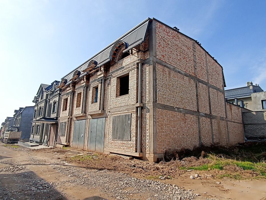 Юнусобод 19-квартал рўпарасида, 2  сотукли Хасан Хусан уй сотилади.