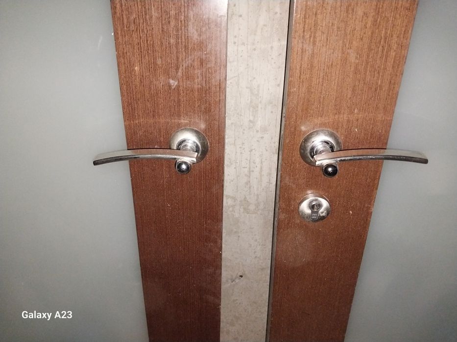 Продам двери  дерева.