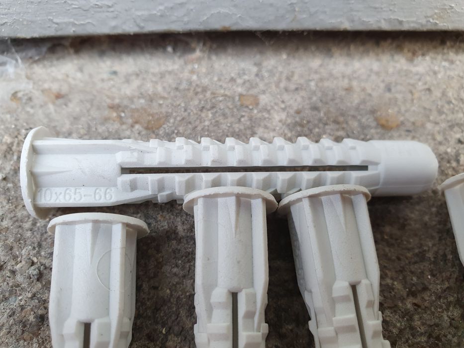 Дюбели  пакети по 100 бр .