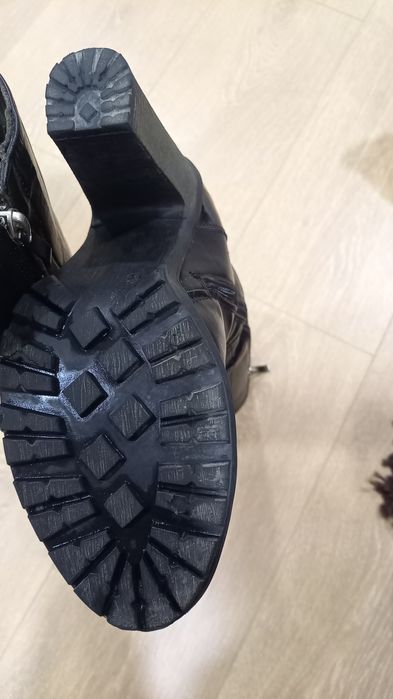 Черни дамски битуши на висок ток и връзки в черна кожа