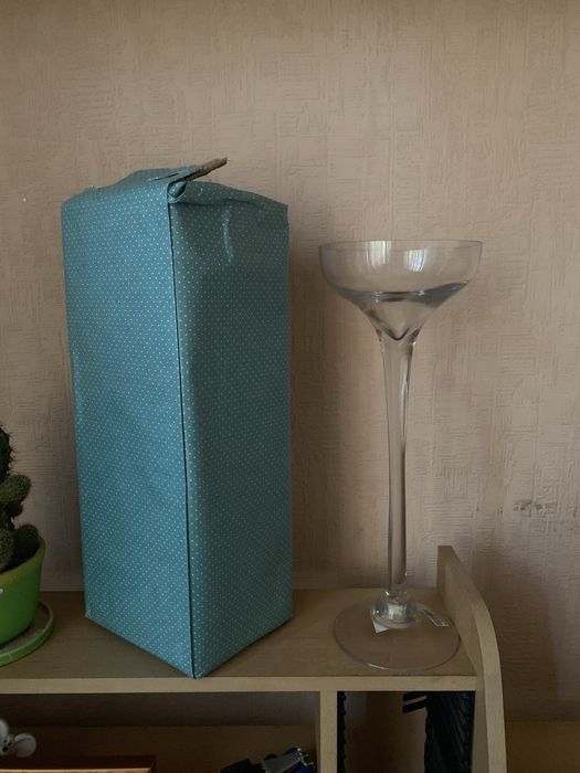 Две стеклянные вазы новые, в упаковке, нестандартной формы!