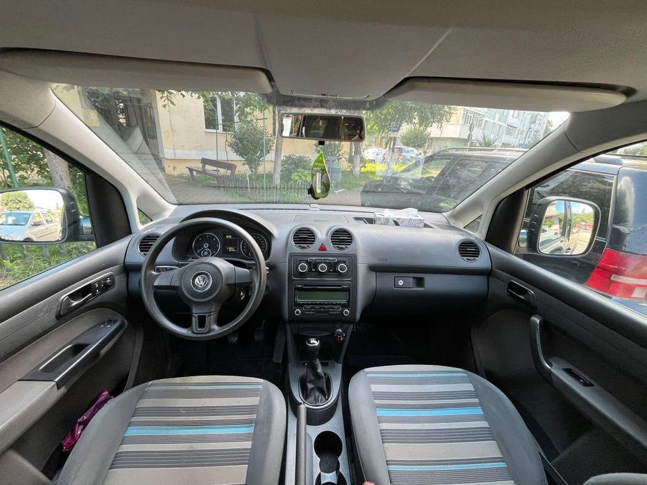 VW Caddy Maxi 1.6 TDI 105 CP, 7 locuri, 2012, cutie manuală