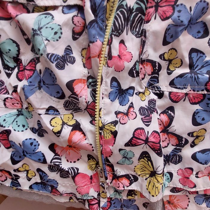 Продам куртки на девочку