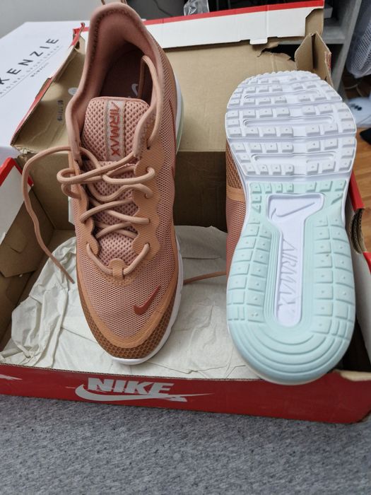 Adidas  Nike Air Max  noi în cutie Anglia.