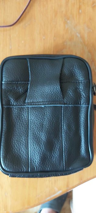 Продавам мъжки чанти от естествена кожа с пет отделения с цип