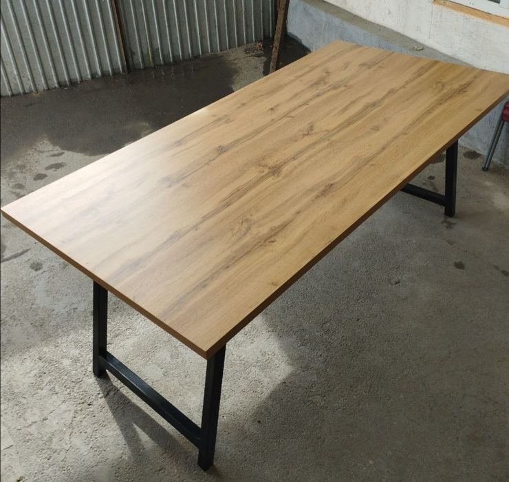 Новый стол с металлическими ножками