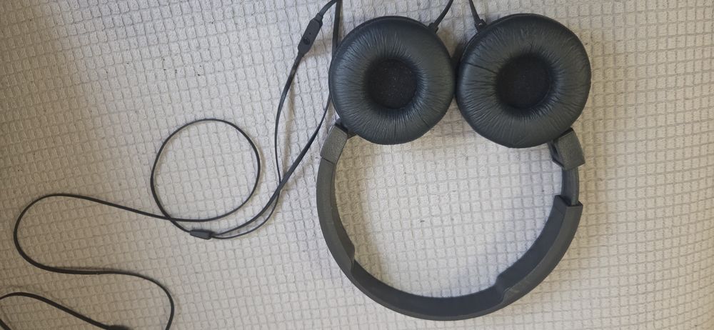 Слушалки с кабел с чист звук
