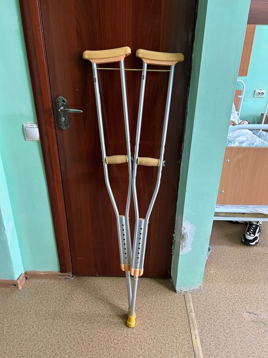 костыль деревянный