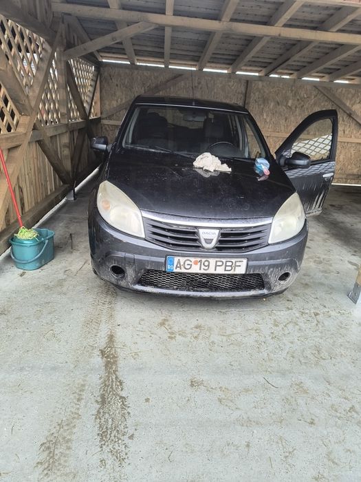 Vând sau dezmembrez Sandero