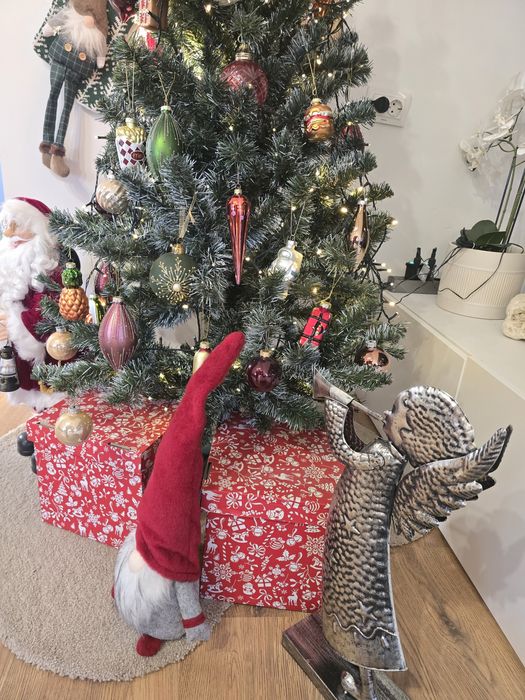 Коледна украса-елха,стъклени играчки,лампички,ДядоКоледа,елф,чорапчета