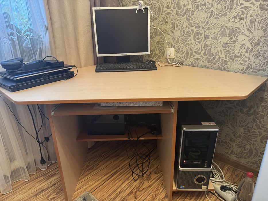Продам угловой компьютерный стол б/у