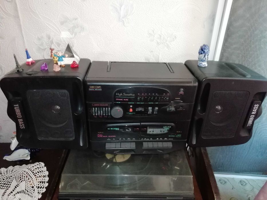 Магнитофон, радио в отличном состоянии