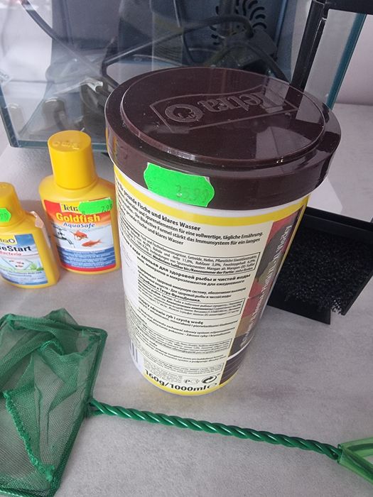 Продавам аквариум 12л със храна и препарати за вода