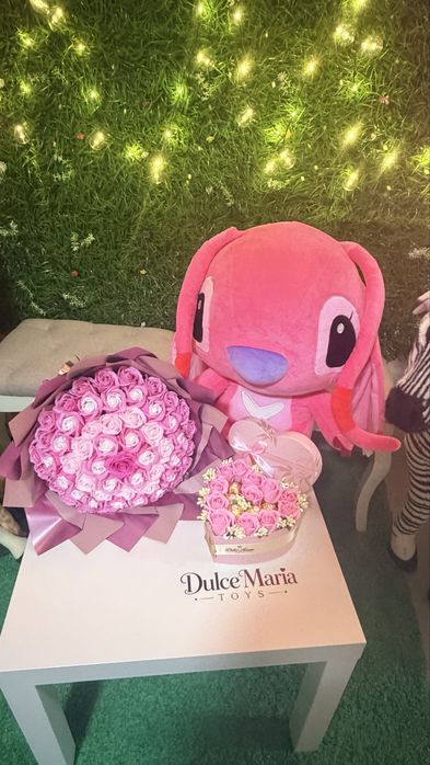 Pachet cadou Angel cu buchet 75 trandafiri și cutie inimă