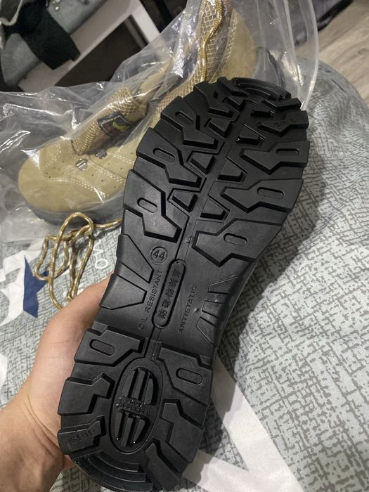 Продам спец обувь