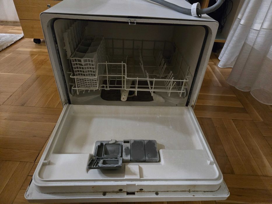 Продавам съдомиялна АЕГ малка за 6 комплекта