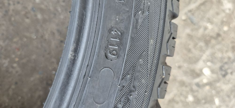 2 anvelope iarna Nokian 255/40/21.Pretul este pe bucata.