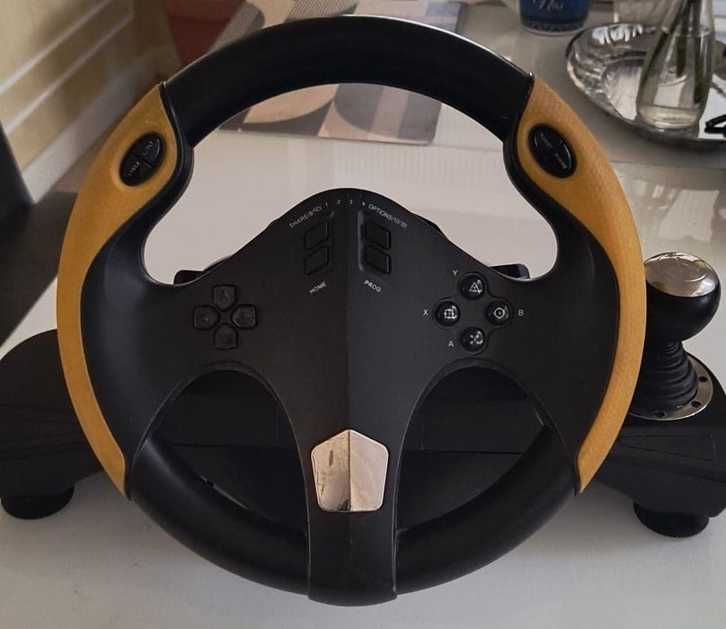 PS 4 + Volan cu pedale + Jocuri