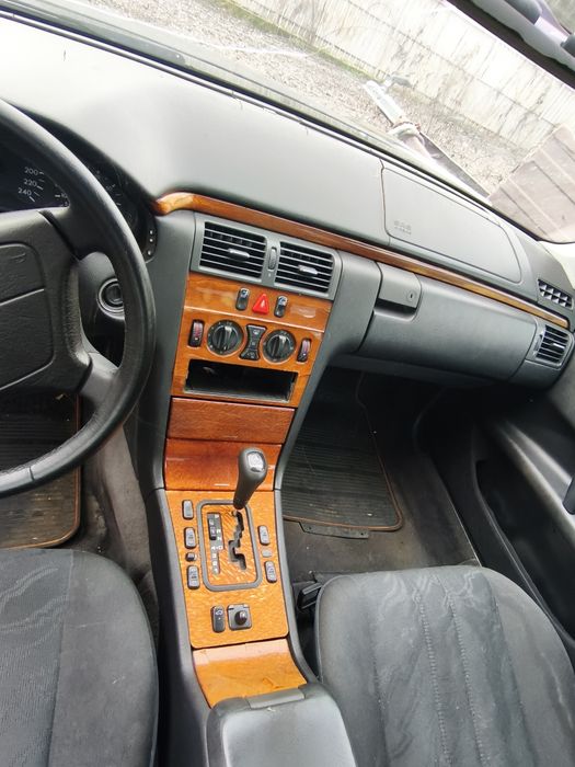 Mercedes E240 benzina 1998 funcțional dar fără catalizatoare