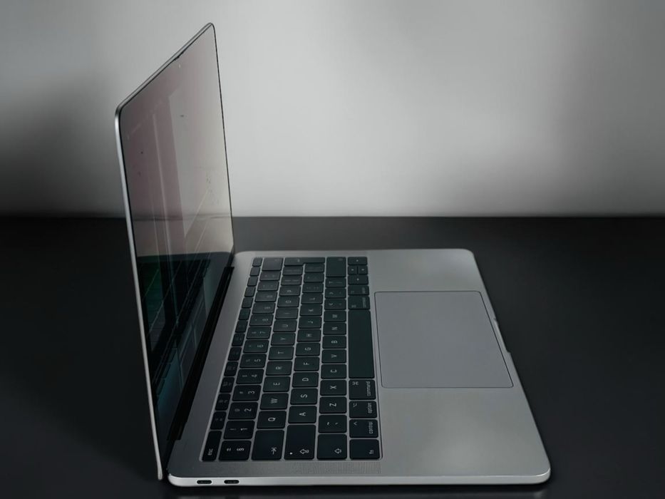Лаптоп Аpple MacBook Pro 13 2017 i5 2,3Ghz 8RAM 256GB Гаранция!