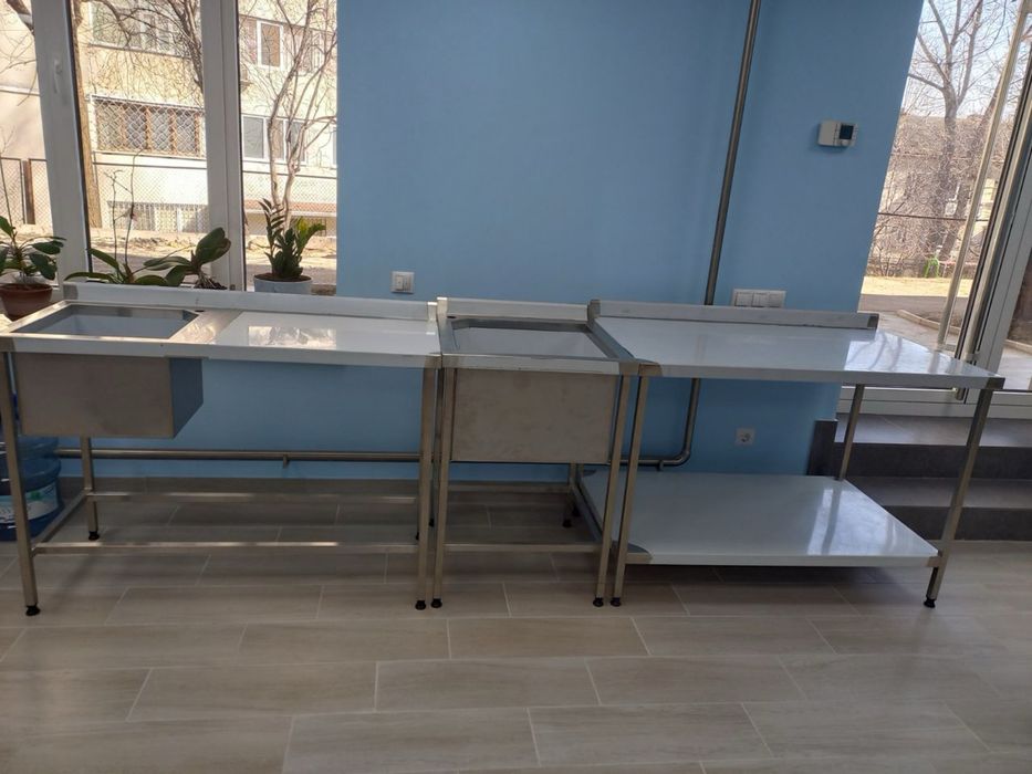 Monilier pentru bucatarii profesionale / mese de inox / hote de inox / spalatoare de inox