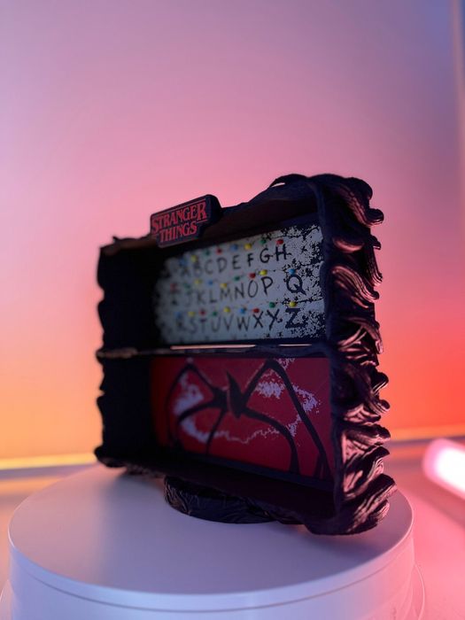 Suport/etajera figurine Stranger Things kinder will funko