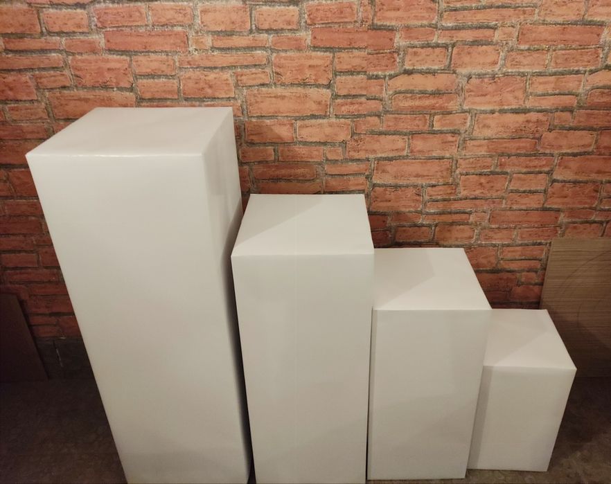 Украса- Квадратни маси влизащи една в друга и стандартни