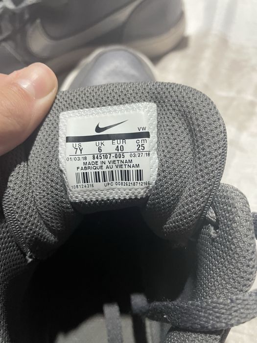 Vând papuci nike court borough