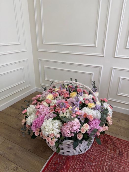 Цветы в корзине