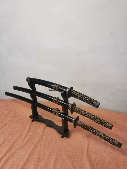 Panoplie set de 3 katane cu suport