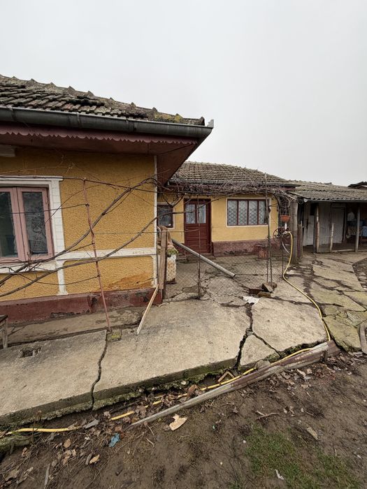 Casă de vînzare plus teren 891mp în grădiștea,strada principală