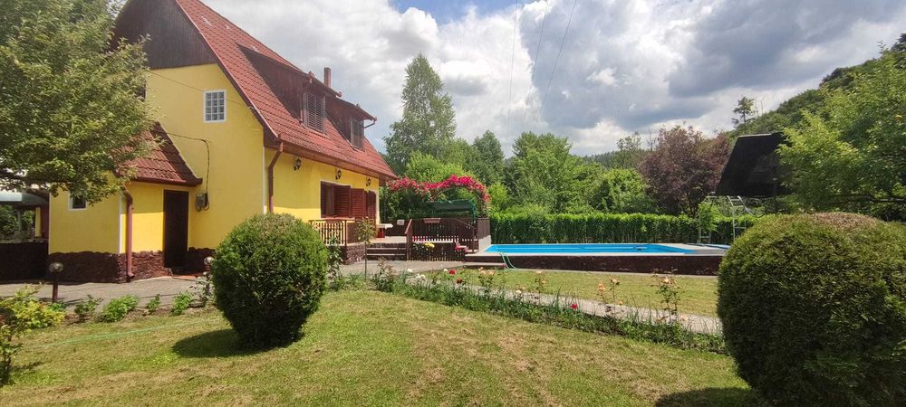 Cabana la munte cu jacuzzi acoperit